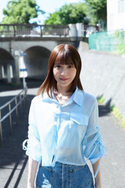 丝恋摄影 No.010 泡芙 – 红色毛衣 小白裙 厚白丝袜 白色板鞋(228P)