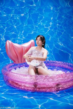 物恋传媒 No.2413 橙子 – 三双高跟凉鞋、薄肉丝、裸足(150P)