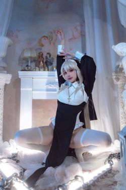 鹿八岁 – 堕落修女(61P)